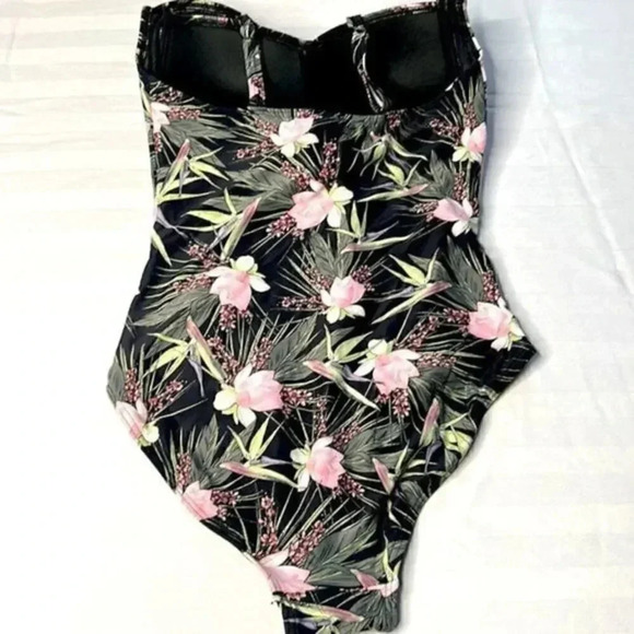 Nip Tuck size 6 one piece swimsuit - Picture 4 of 9